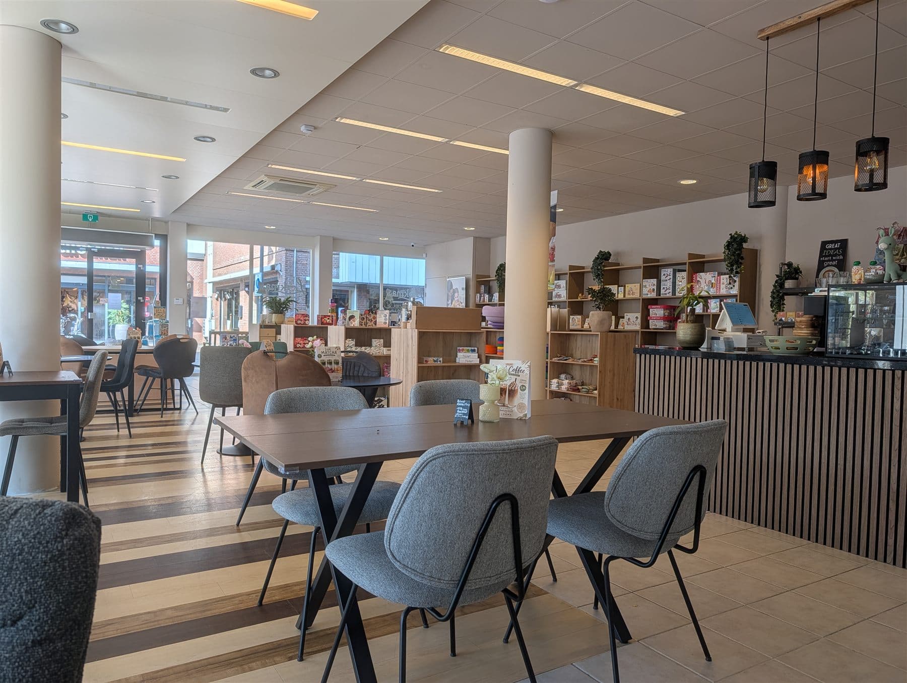 Het lichte interieur van Lokma Café in Borne