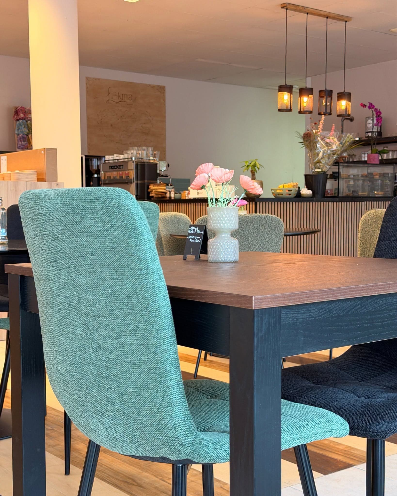 Een gezellig gedekte tafel in het warme interieur van Lokma