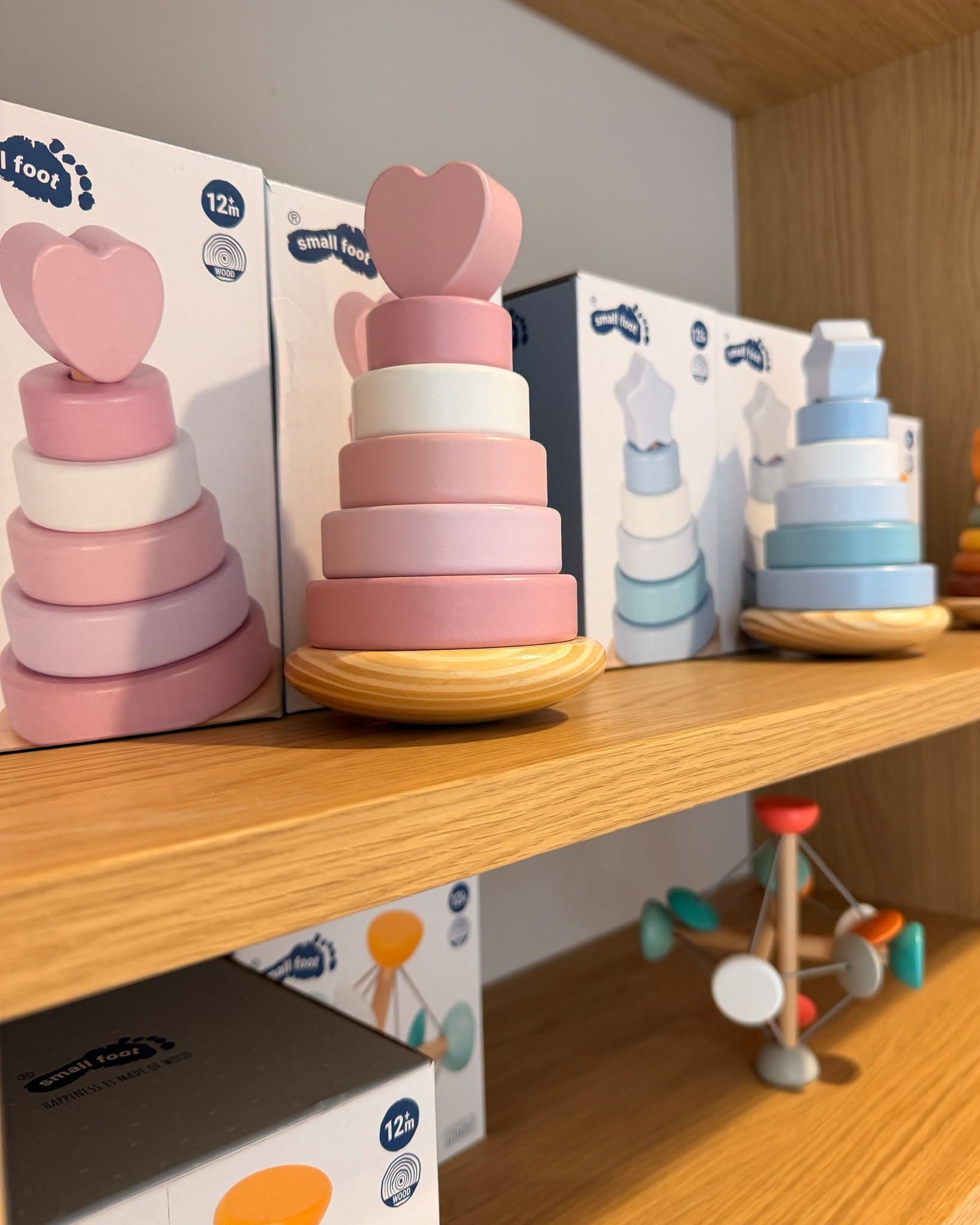 Roze en blauwe houten stapeltorens voor jonge kinderen