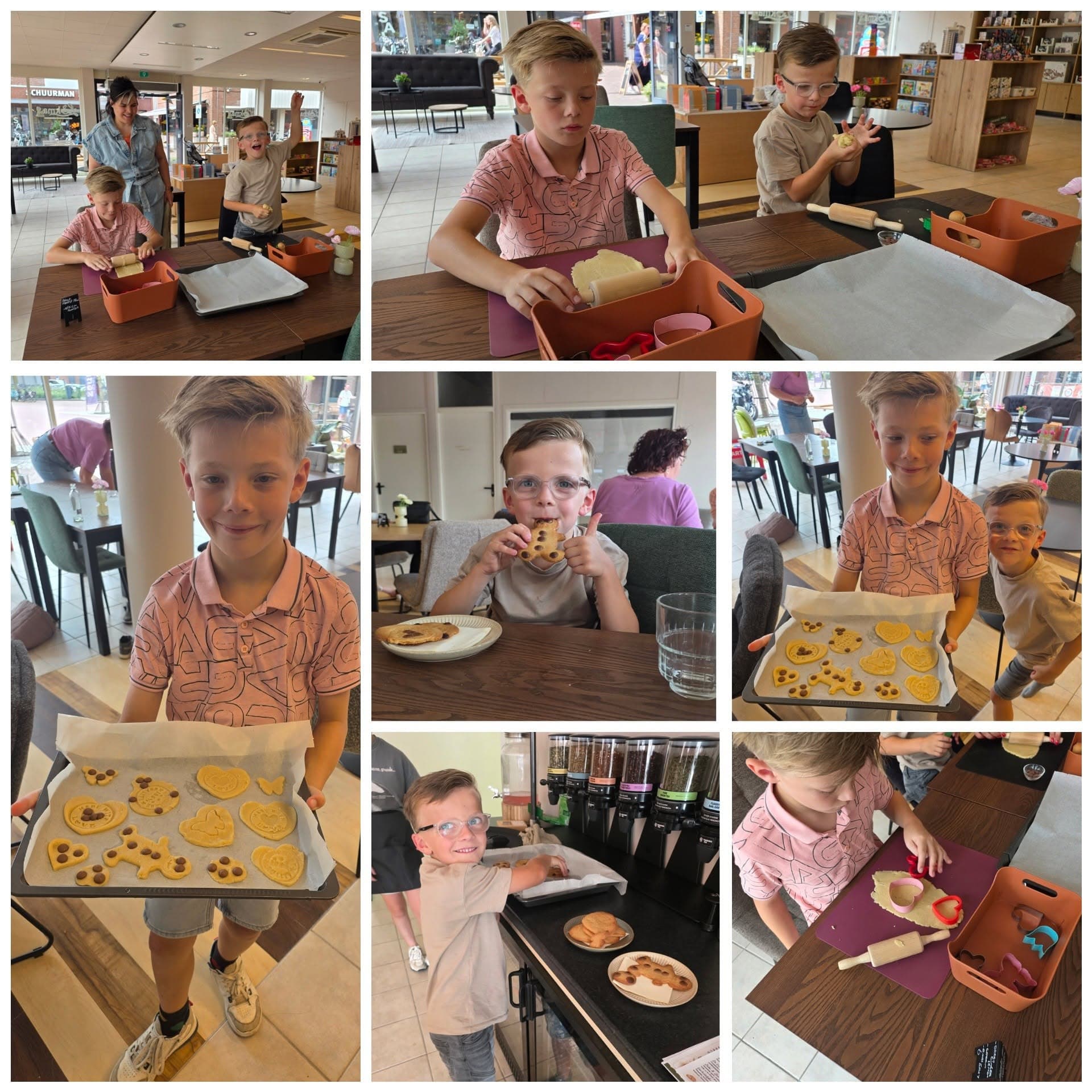 Kinderen die bij Lokma deeg uitrollen, koekjes uitsteken en hun zelfgebakken koekjes laten zien