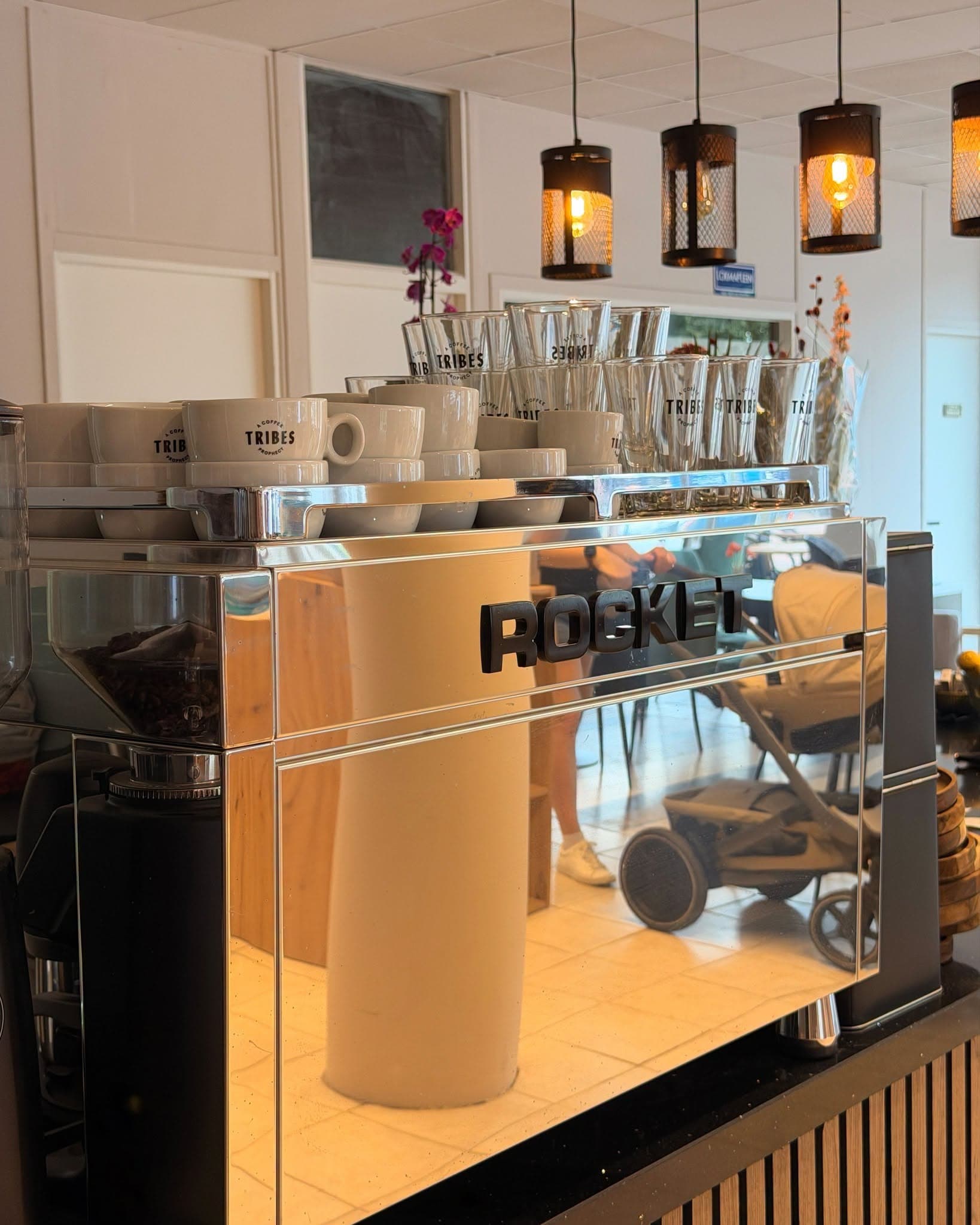 De professionele espressomachine en kopjes bij Lokma