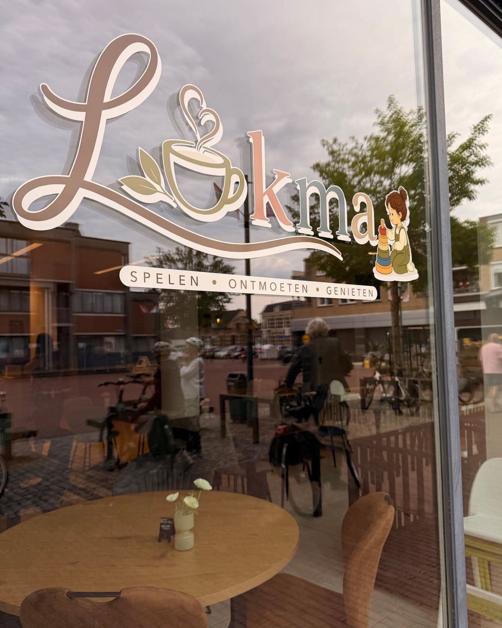 Het Lokma-logo op de winkelruit in Borne