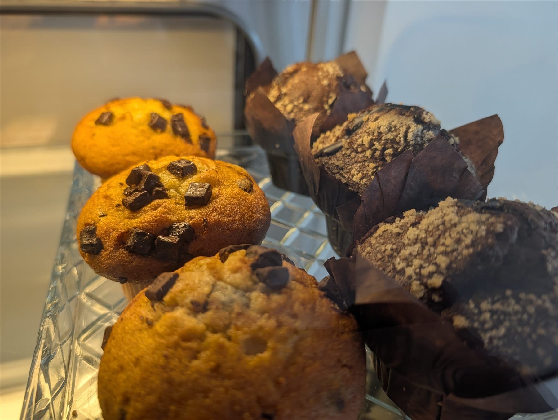 Verse muffins in de vitrine van Lokma