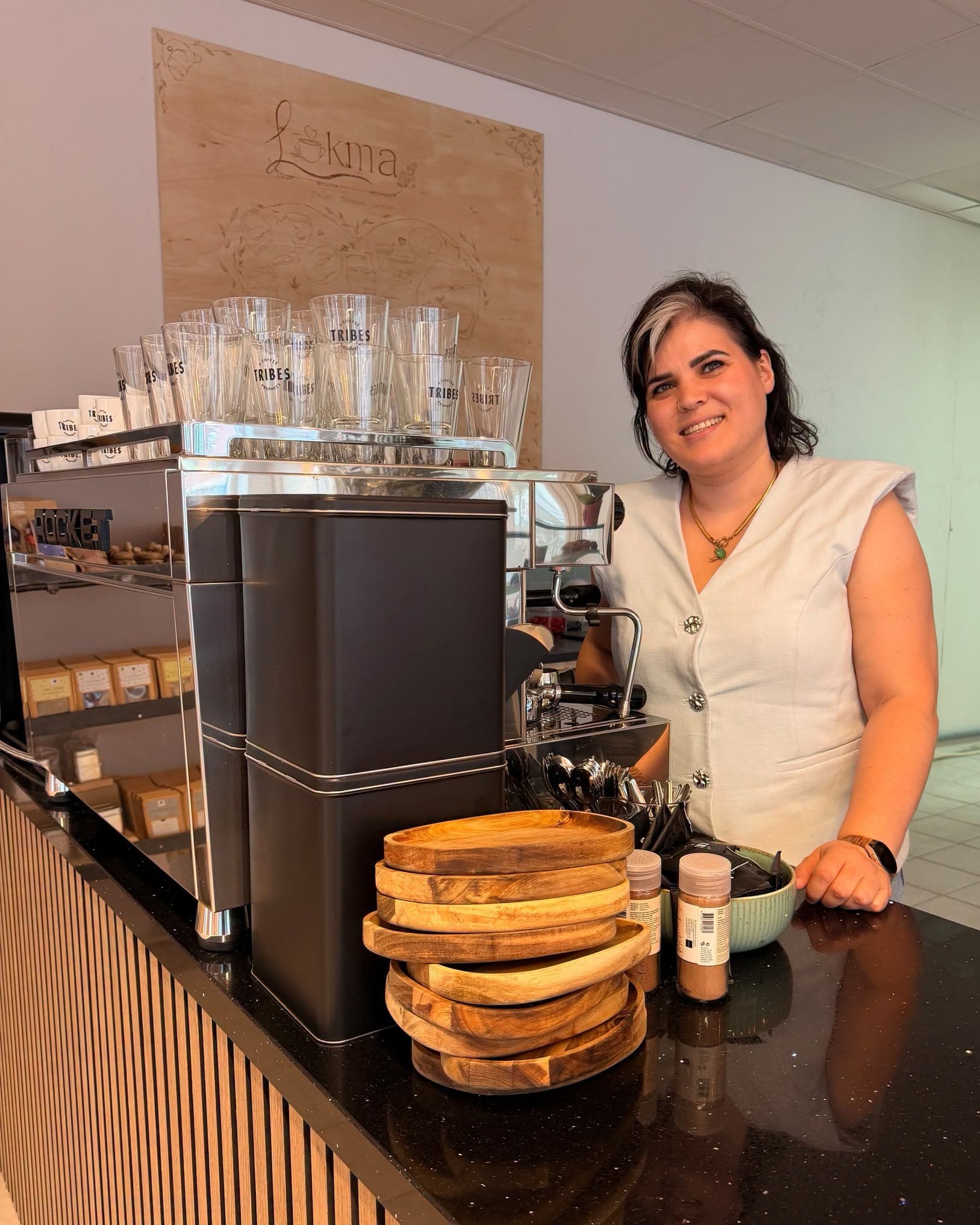Müğda Rikkerink achter de koffiebar van Lokma