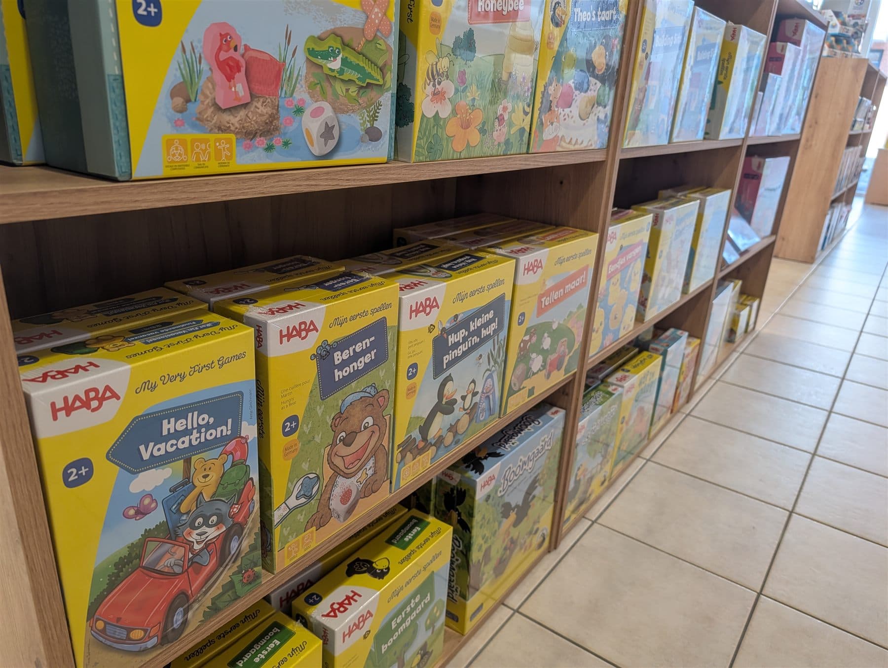 Kleurrijke spellen voor peuters in de speelgoedwinkel