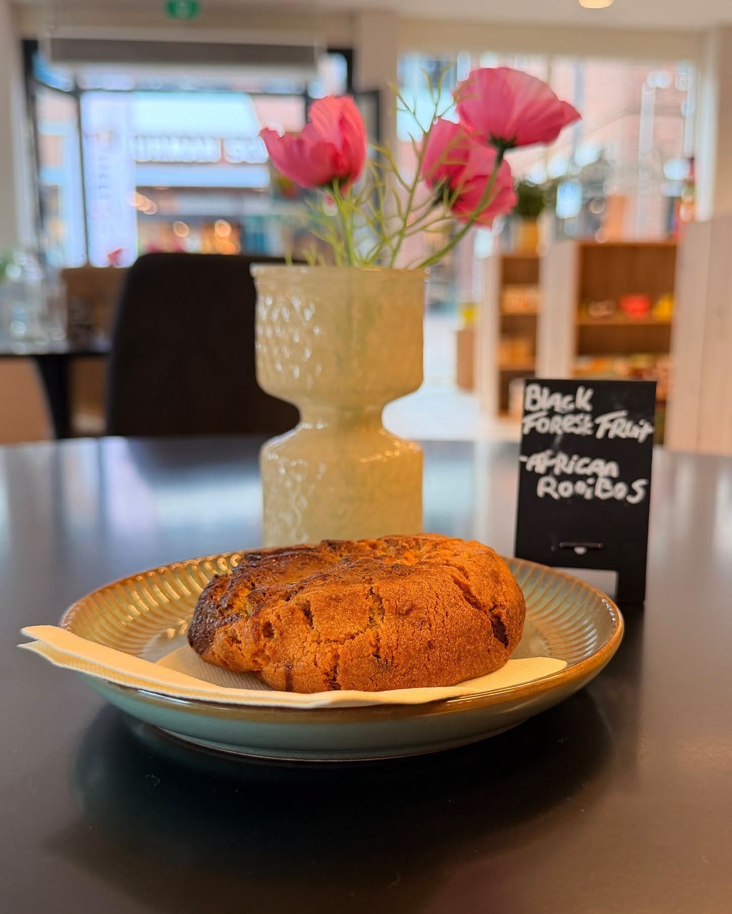 Een versgebakken koek bij Lokma